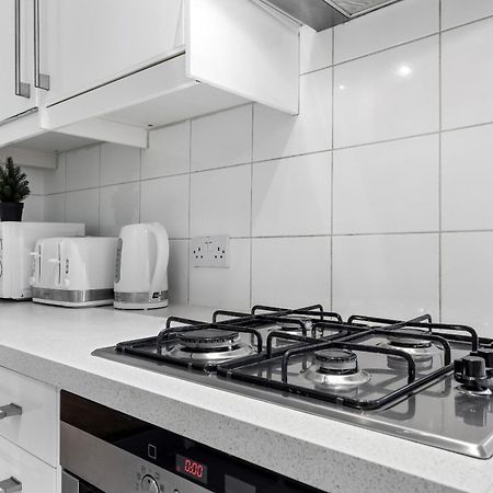 Luxury 4-Bedroom Modern Flat In Central London Steps From Station, Sleeps 9 In Style! المظهر الخارجي الصورة