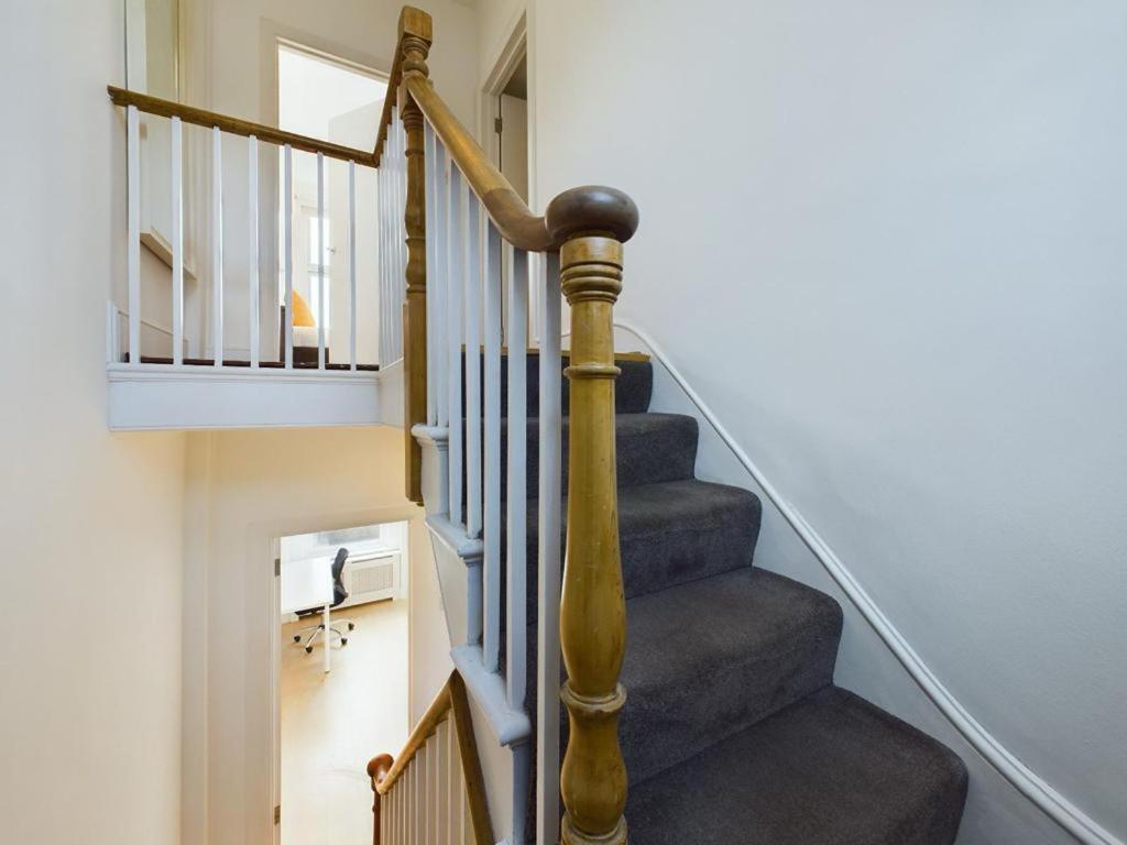 Luxury 4-Bedroom Modern Flat In Central London Steps From Station, Sleeps 9 In Style! الغرفة الصورة
