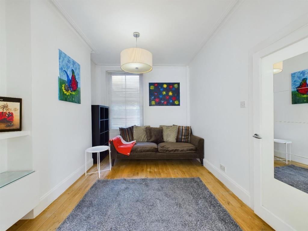 Luxury 4-Bedroom Modern Flat In Central London Steps From Station, Sleeps 9 In Style! الغرفة الصورة