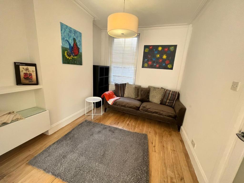 Luxury 4-Bedroom Modern Flat In Central London Steps From Station, Sleeps 9 In Style! الغرفة الصورة