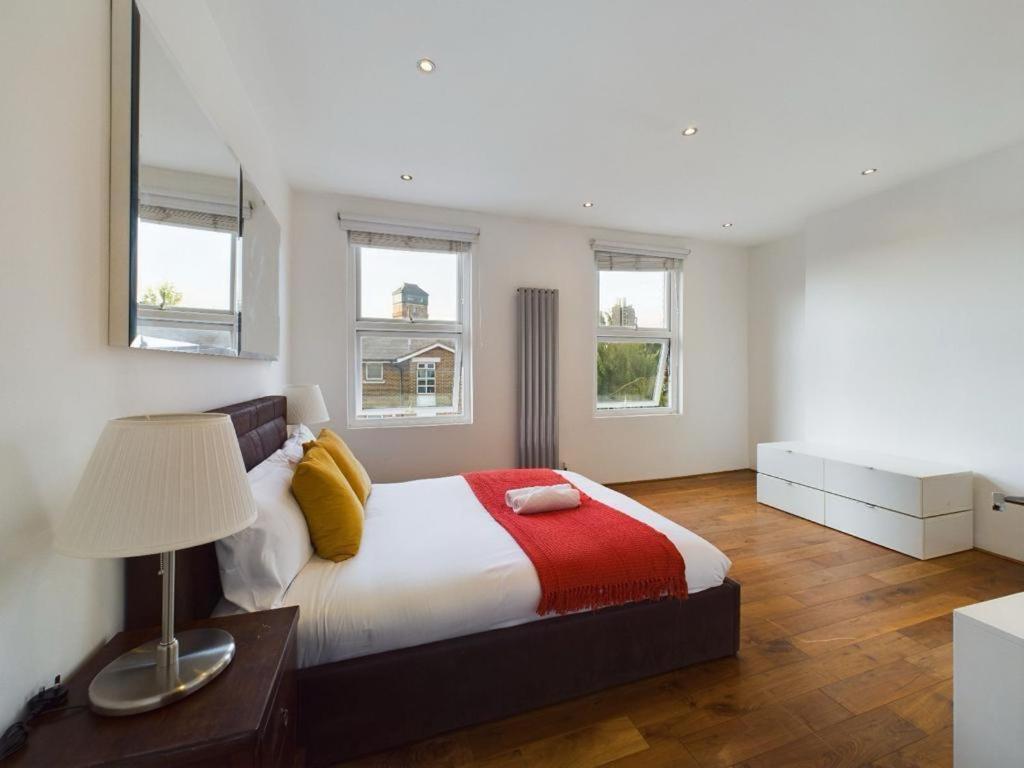 Luxury 4-Bedroom Modern Flat In Central London Steps From Station, Sleeps 9 In Style! الغرفة الصورة