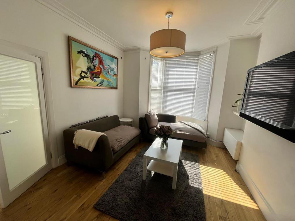 Luxury 4-Bedroom Modern Flat In Central London Steps From Station, Sleeps 9 In Style! الغرفة الصورة