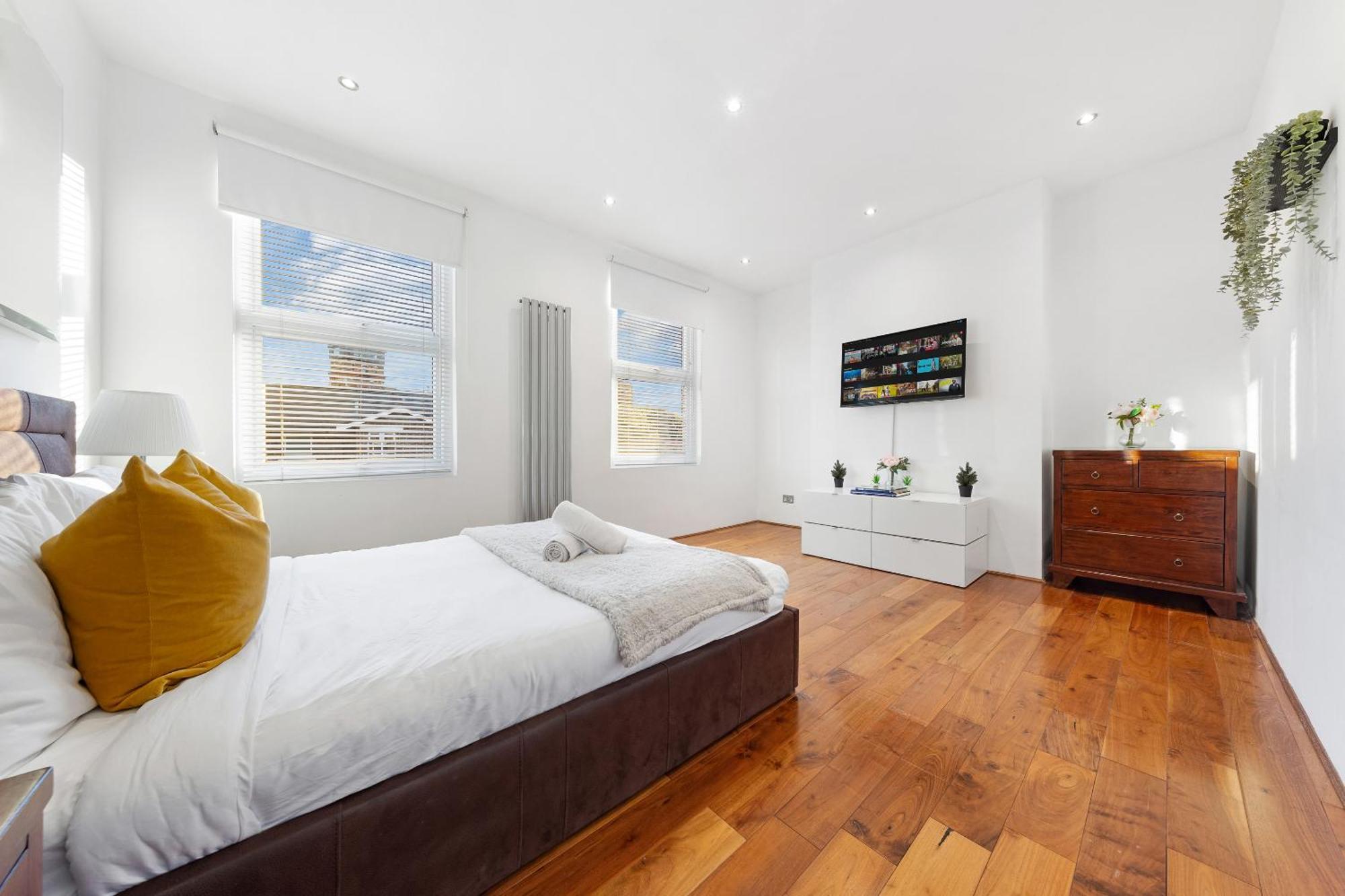 Luxury 4-Bedroom Modern Flat In Central London Steps From Station, Sleeps 9 In Style! المظهر الخارجي الصورة