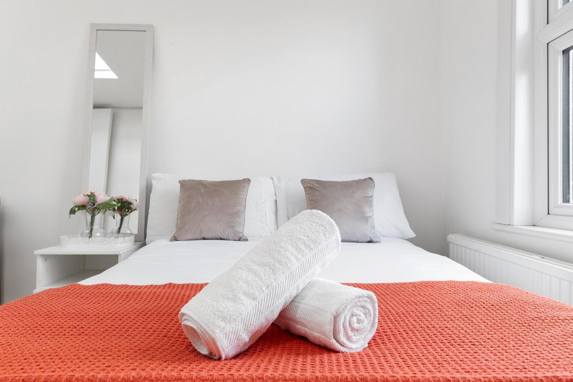 Luxury 4-Bedroom Modern Flat In Central London Steps From Station, Sleeps 9 In Style! المظهر الخارجي الصورة