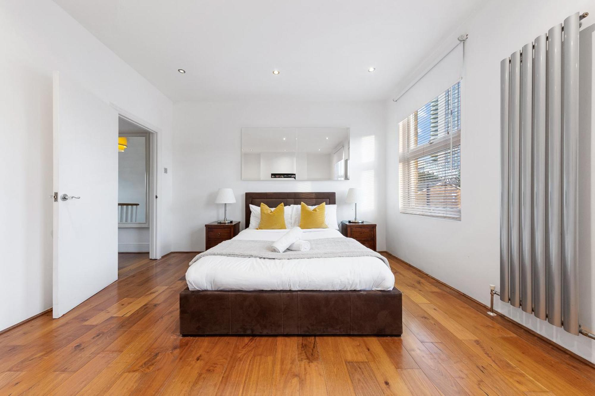 Luxury 4-Bedroom Modern Flat In Central London Steps From Station, Sleeps 9 In Style! المظهر الخارجي الصورة