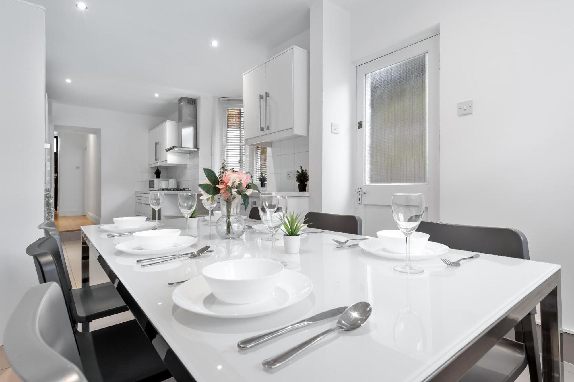 Luxury 4-Bedroom Modern Flat In Central London Steps From Station, Sleeps 9 In Style! المظهر الخارجي الصورة