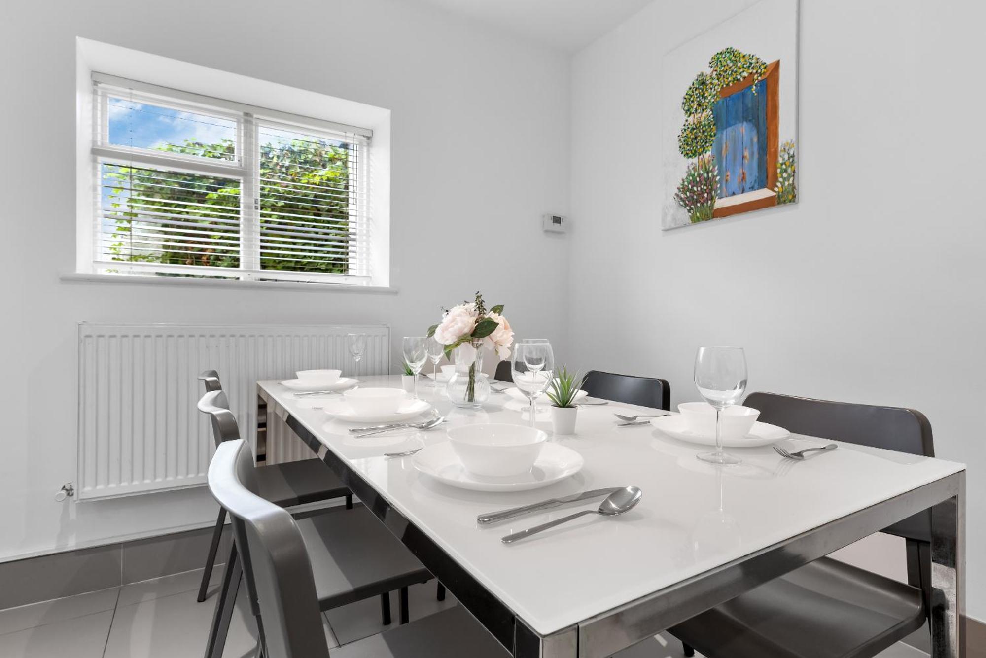 Luxury 4-Bedroom Modern Flat In Central London Steps From Station, Sleeps 9 In Style! المظهر الخارجي الصورة